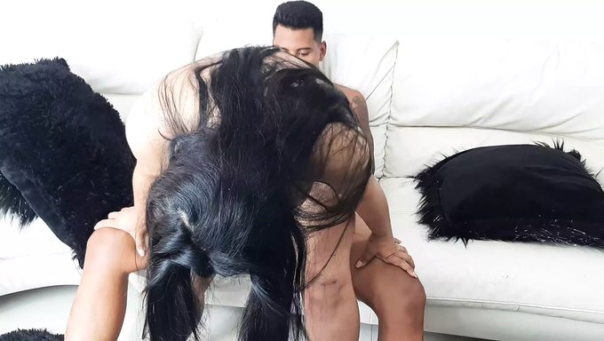 Üvey Kız Kardeşimin Büyük Yarrağından Vahşi Bir Yolculuk Alıyorum