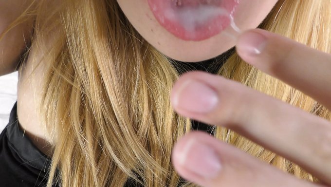 Milky Mari, Bukkake Partisinden Bir Cumshot Alıyor