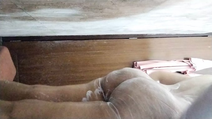 Desi Kız Evde Duşta Mastürbasyon Yapıyor