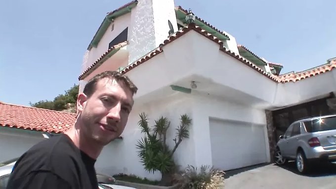 Sarışın Bomba Kelly Skylar, Büyük Bir Yarrağı Profesyonel Gibi Alıyor