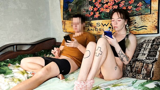 Üvey Erkek Kardeş Ve Kız Kardeş Sıcak Porno Keyfini Çıkarıyorlar