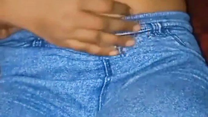 18 Yaşındaki Hintli Kız Ev Sahibi Tarafından Parmaklanıyor Ve Içine Boşalıyor