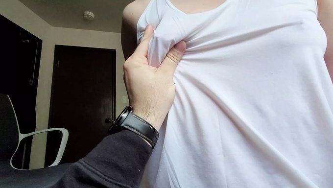 Sıcak Bir Bebek'In Doğal Göğüslerinde Sert Boşalma
