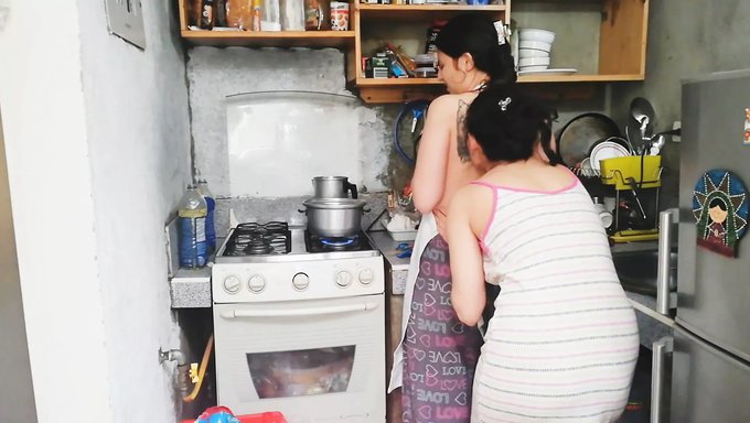 Seksi Bir Latin Genç Kızın Öfkeli Patlaması Mutfakta Seksle Sonuçlanıyor