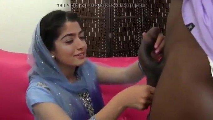 Desi Milf Sıkı Amını Gerdiriyor