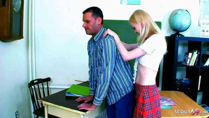 Öğretmen Ve Öğrenci Sınıfta Sert Seks Yapıyor