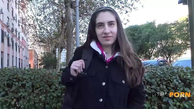 Küçük Göğüslü Latina Carolina, Arkadan Sikişmeden Önce Bir Seks Dükkanında Sert Seks Deneyimliyor