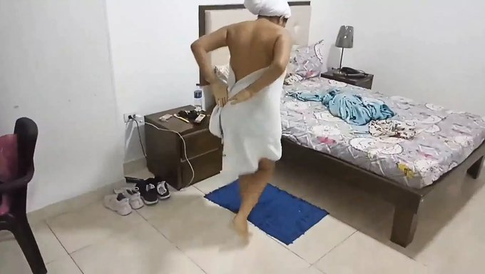Karısının Büyük Göğüsleri Ve Meme Uçları Bu Amatör Videoda Yakın Plan Yapıyor