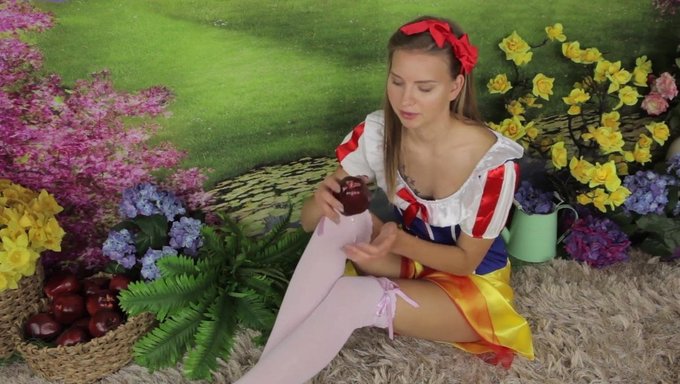 En Yeni Avrupa Modeli Dominika, Amcık Sikme Performansıyla Çıkıyor