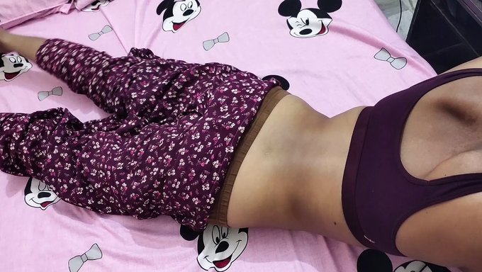 Arzulu Bir Üniversite Kızı Odada Yok, Bu Yüzden Kocası El Işiyle Yetinmek Zorunda Kalıyor
