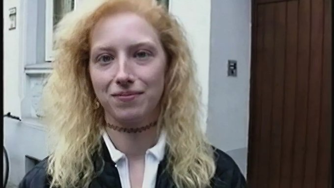 Genç (18+) Sarışın Bir Fahişe Tarafından Parmaklanıyor