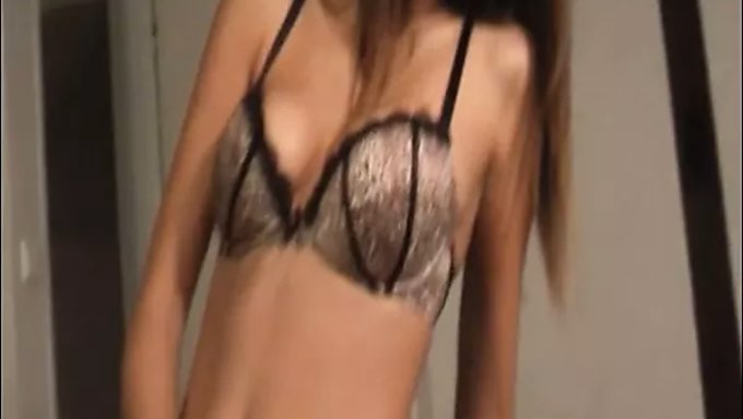Amatör Genç Kızın Sıcak Lapdance Ve Meme Işi
