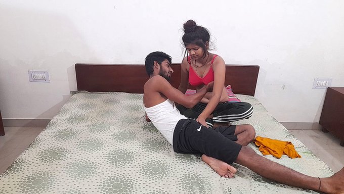 Hintli (18+) Genç Kız Derin Boğaza Alıyor Ve Yatakhanede Sikişiyor