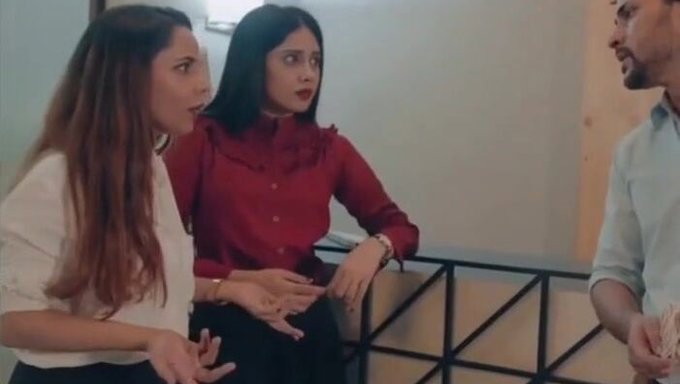 Patron, Bir Orgide Iki Asistanı Baştan Çıkarır Ve Siker
