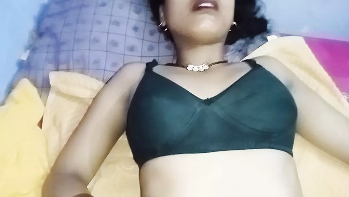 Hintli Karı, Genç Bir Adamla Seks Sırasında Kocasını Aldatıyor