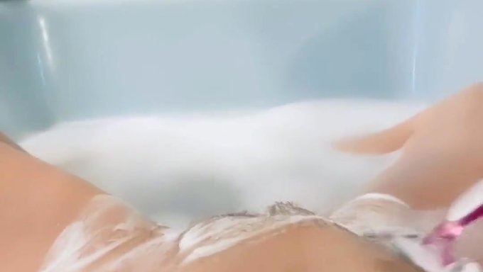Tıraşlı Milf, Küvette Tek Başına Seansın Tadını Çıkarıyor.