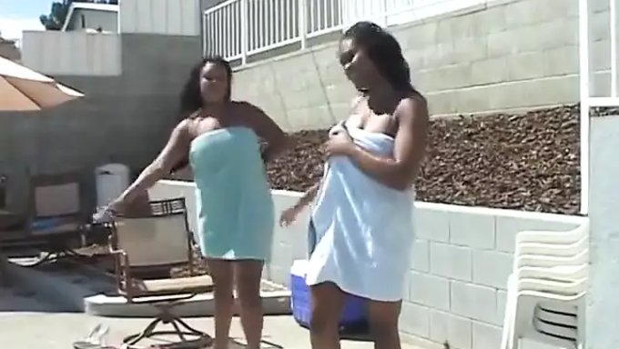 Amerikan Lezbiyenler Seks Oyuncaklarıyla Tutkulu Seks Yapıyorlar