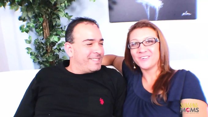 Büyük Popolu Ve Küçük Göğüslü Milf, Koltukta Amını Siktiriyor