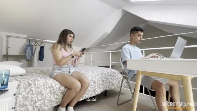 Üvey Kız Kardeşin Kamerada Sert Seks Için Gizli Arzusu