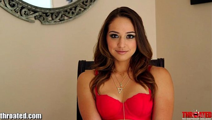 Kız Sara Luvv Genç Bir Oğlanın Aletiyle Sevişiyor, Oğlan Onu Sertçe Boğazına Alıyor.