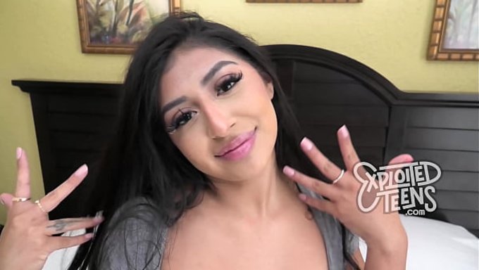 Ateşli Genç Latin Kız Binky Beaz’ın Ilk Porno Seçmesi, Muhteşem Meme Uçlarıyla