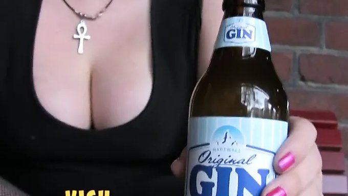 Büyük Doğal Göğüslü Göğüslü Kız, Ev Yapımı Bir Videoda Sert Sikişiyor