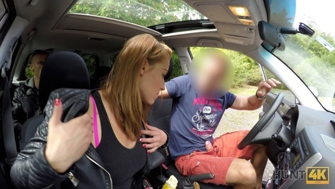 Azgın Victoria Daniels, Boynuzlu Sevgilisi Tarafından Sakso Çekiyor Ve Beceriliyor