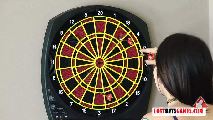 Esmer Ve Kızıl Saçlı, Seks Oyuncaklarıyla Striptiz Dart Oyunu Oynuyorlar