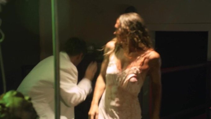 Dominique Swain, Komuta Eden Bir Güç Figürü Olarak Sıcak Bir Sahnede