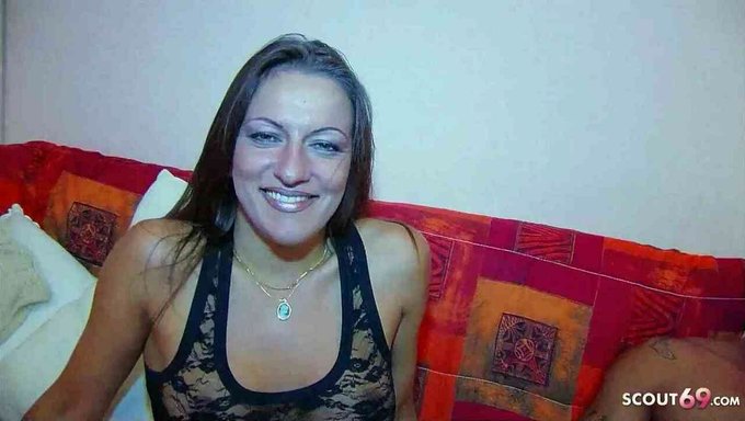 Alman Üniversiteli Genç Halanka, Partide Sert Bir Anal Sikiş Alıyor