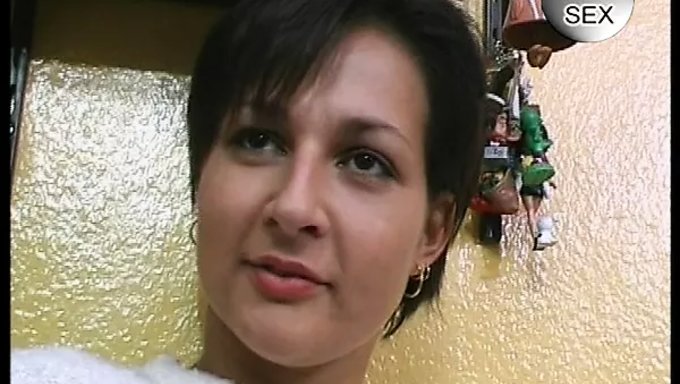 Olgun Avrupalı Kadın Vibratör Zevkine Dalıyor