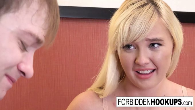 Büyük Göğüslü Sarışın, Üvey Erkek Kardeşinin Muazzam Yarağıyla Büyük Doğal Göğüslerini Yakın Çekimde Siktiriyor