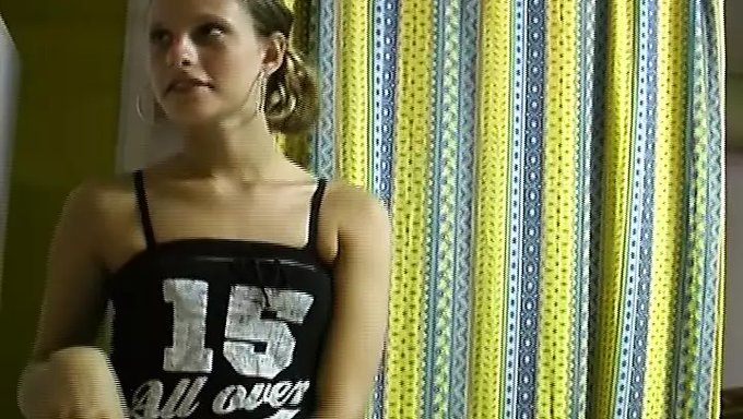 Tıraşlı Amı Olan 18 Yaşındaki Alman Kız Yoğun Oral Ve Anal Seksin Tadını Çıkarıyor