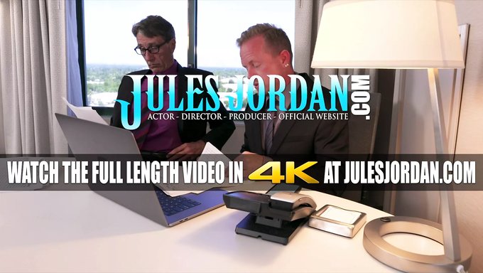 Jules Jordan Ve Vina Sky'In Hizmetlerinden Iki Erkek Keyif Alıyor