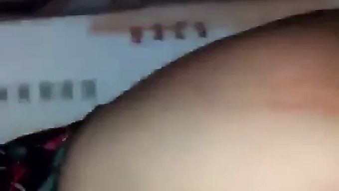 Sevimli Arap Kız Büyük Poposunu Sergiliyor