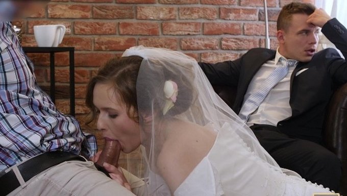 Yeni Evli Bir Çift, Düşük Fiyatlı Mallar Karşılığında Cinsel Hizmetlerini Sunuyor