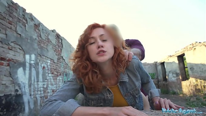 Ateşli Kızıl Garson, Bu Ateşli Videoda Public Agent Tarafından Açık Havada Para Karşılığı Sikişiyor.