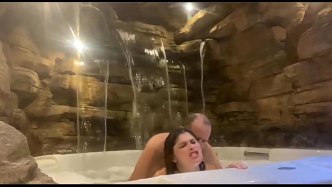 Koca, Karısını Motel Odasında, Balayı Gecesinde Sertçe Becerdi.
