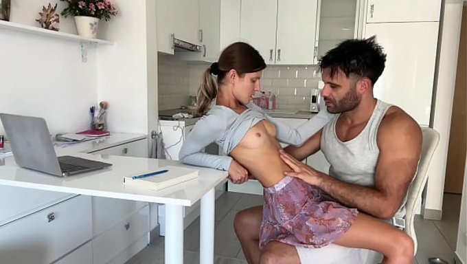 Incecik Vücutlu Latin Güzeli Gina Gerson, Dean Van Damme Tarafından Sertçe Beceriliyor.