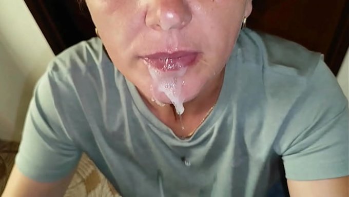 Aldatan Evli Olgun Kadın, Azgın Bir Herif Tarafından Her Deliğinden Sikerken Kendinden Geçti.
