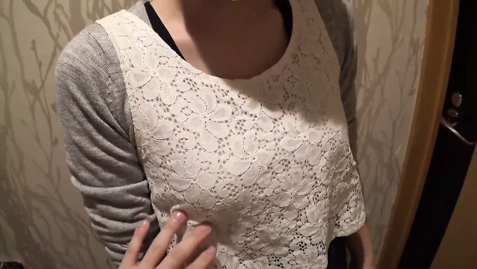 Asyalı Amatörün Küçük Göğüsleri Sergileniyor