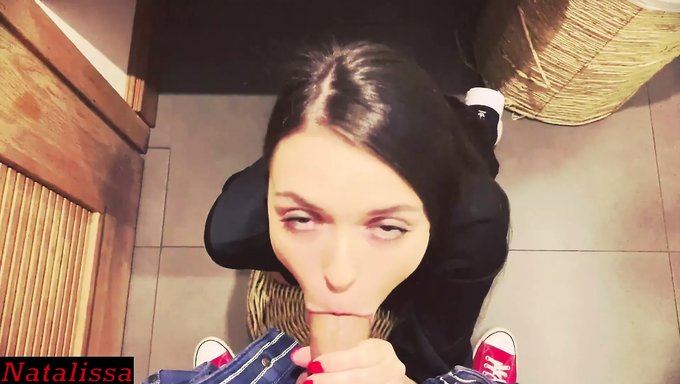 Ağzına Boşalma: Genç (18+) Büyük Yarrağı Yutuyor
