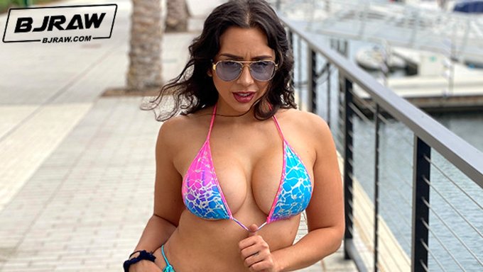 Göğüslü Esmer Milf Ile Penis Yalama Ve Derin Boğaz Eylemi