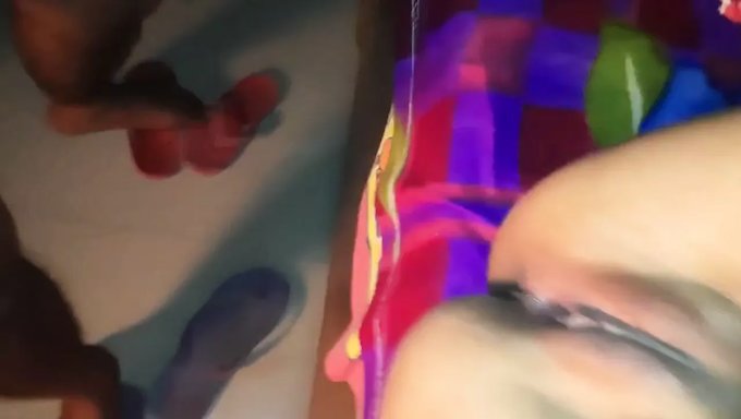 Hintli Genç Sali, Sıkı Amını Sınıra Kadar Geriyor