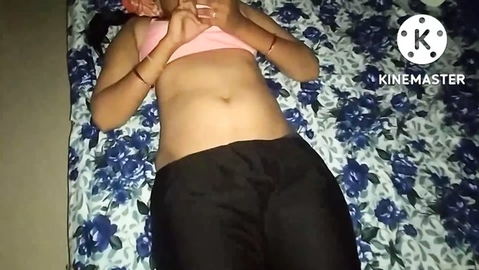 Şişkin Meme Uçları Ve Orgazmlar: Bir Kızın Tek Başına Seansı