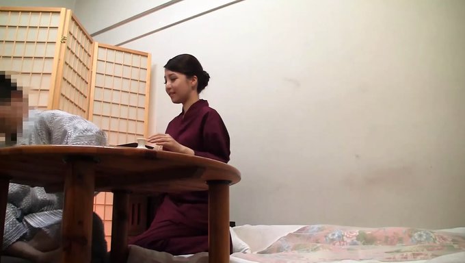 Asyalı Garsonun Kirli Ağzı Benim Yarrağımı Emiyor
