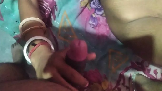 18 Yaşındaki Bhabhi'Nin Meme Uçları Ve Götü Emiliyor