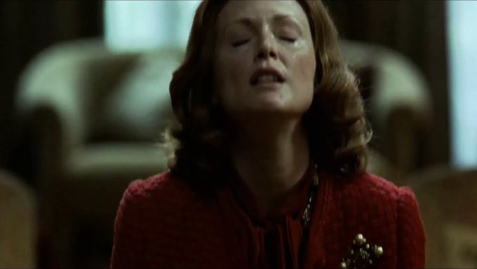 Bu Sıcak Videoda Milf Julianne Moore Işi Bitiriyor