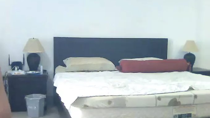 Yaşlı Adam Ve Genç Ladyboy Cinsel Aktiviteye Giriyorlar