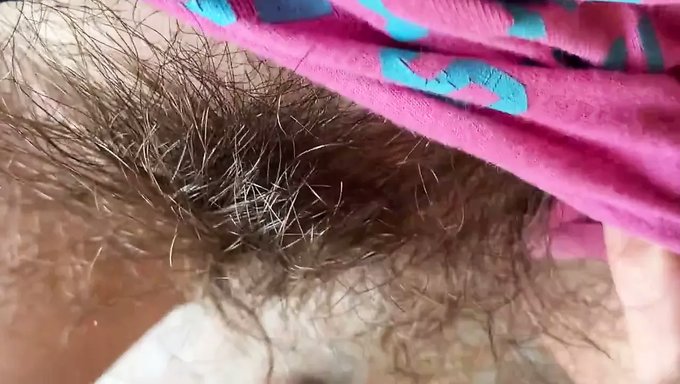 Tüylü Genç 18+ Squirt Yüzüne Boşalıyor